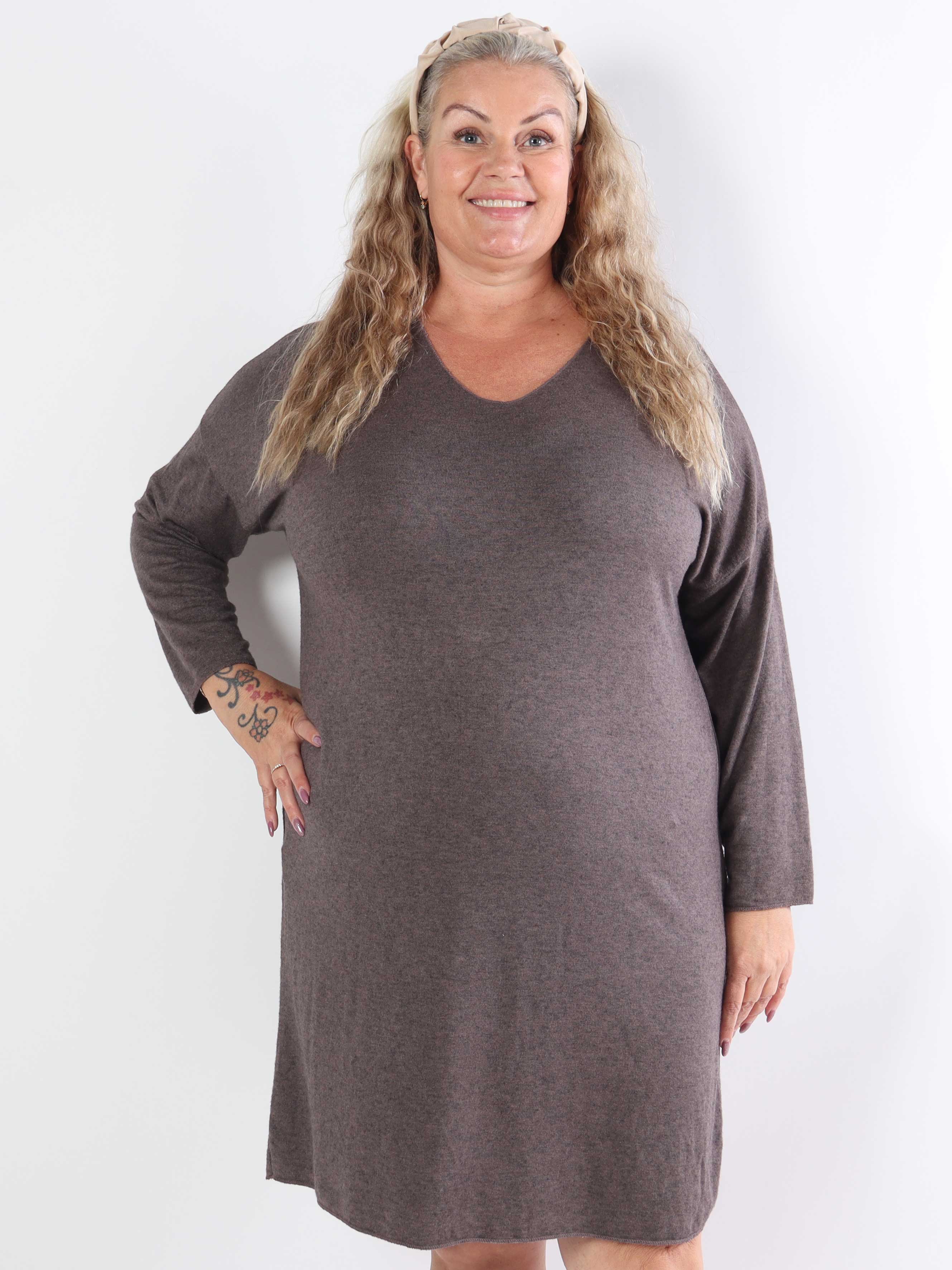 Djamila Long - Mega mjuk plus size-klänning i viskos med v-ringning